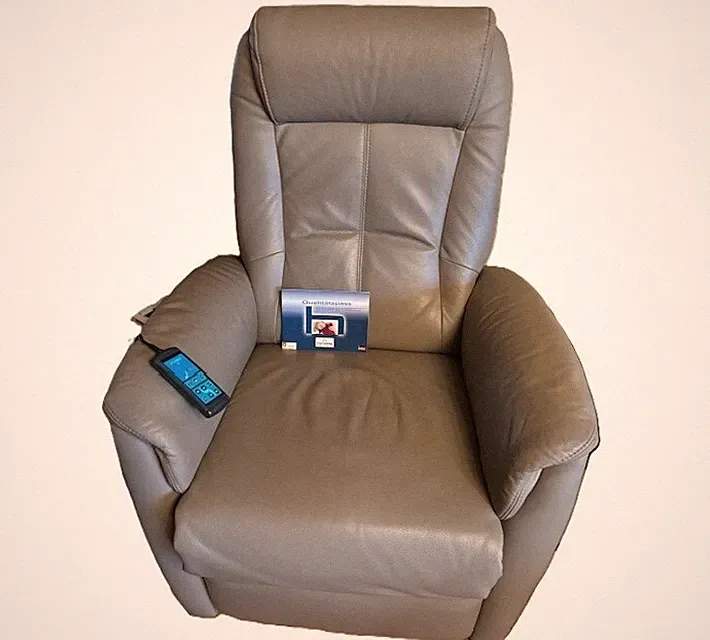 himolla Fernseh-Relaxsessel, elektrisch mit Aufstehhilfe, rollbar, sehr gepflegt
