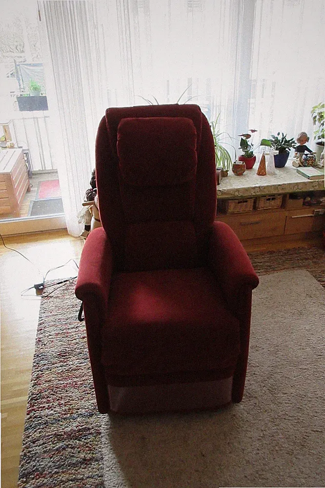 Rot Sessel mit Aufstehhilfe
