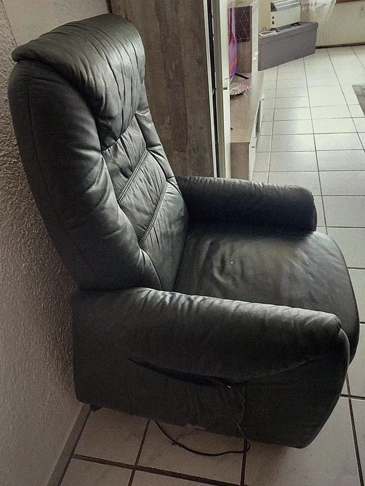 Ledersessel gebraucht Dunkelgrün mit Aufstehhilfe .Fernbedienung defekt