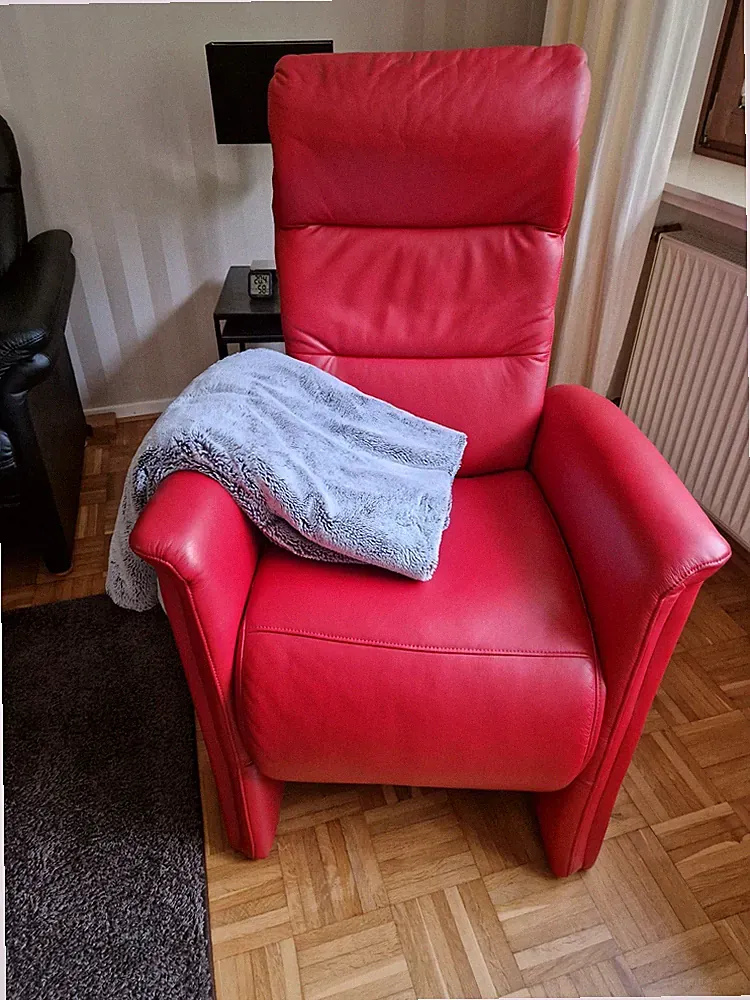 realexsessel Himolla elektrisch mit Aufstehhilfe Leder rot