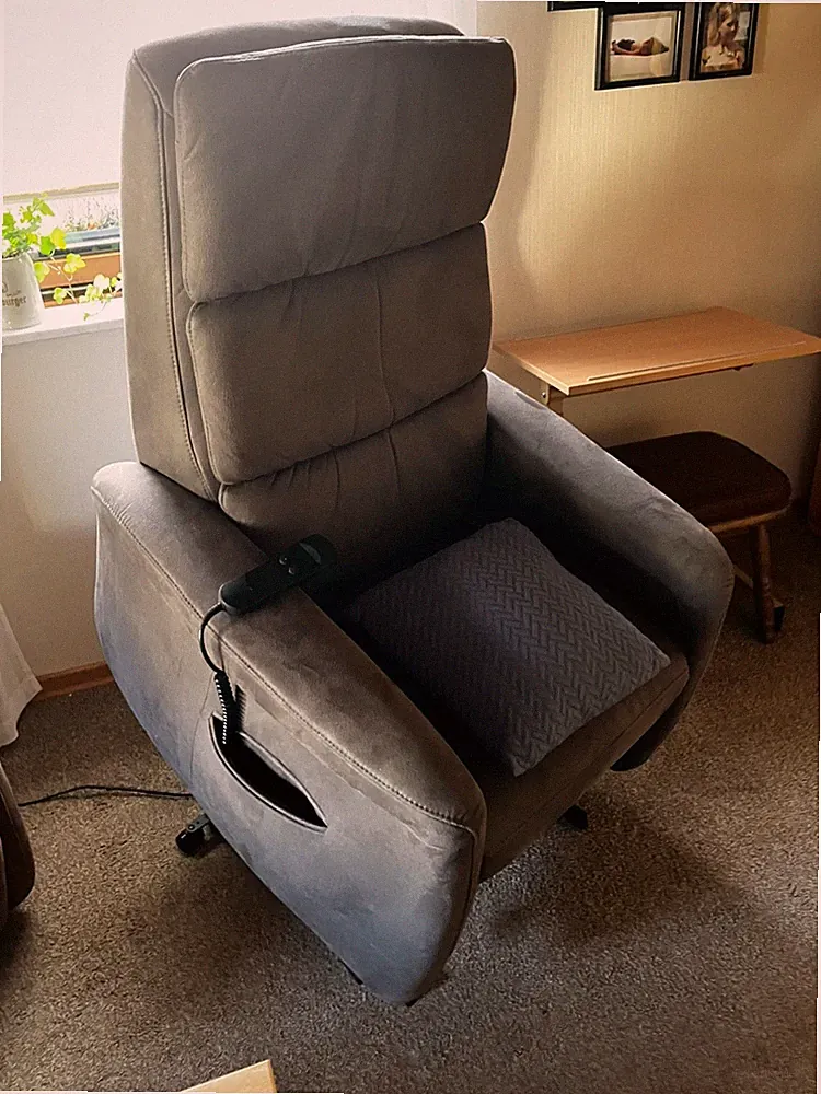 Relaxsessel Carlotta in grau; 1 Motor; mit Aufstehhilfe; drehbare Doppelrollen