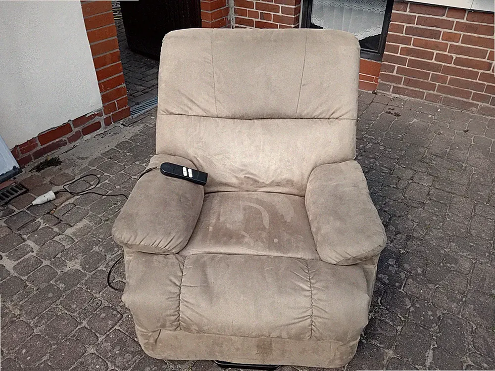 SCHLAFSESSEL MIT AUFSTEHHILFE beige wenig benutzt,behindertengerecht