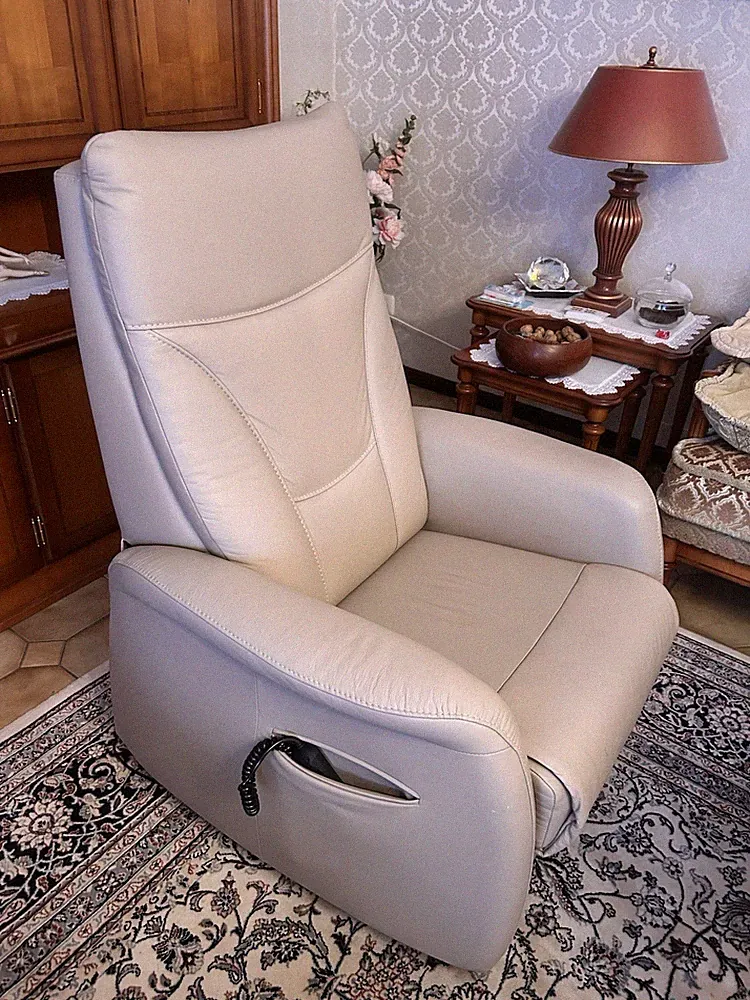 *Wie neu* HUKLA-Sessel mit Elektrischer Aufstehhilfe, Leder, auf Rollen