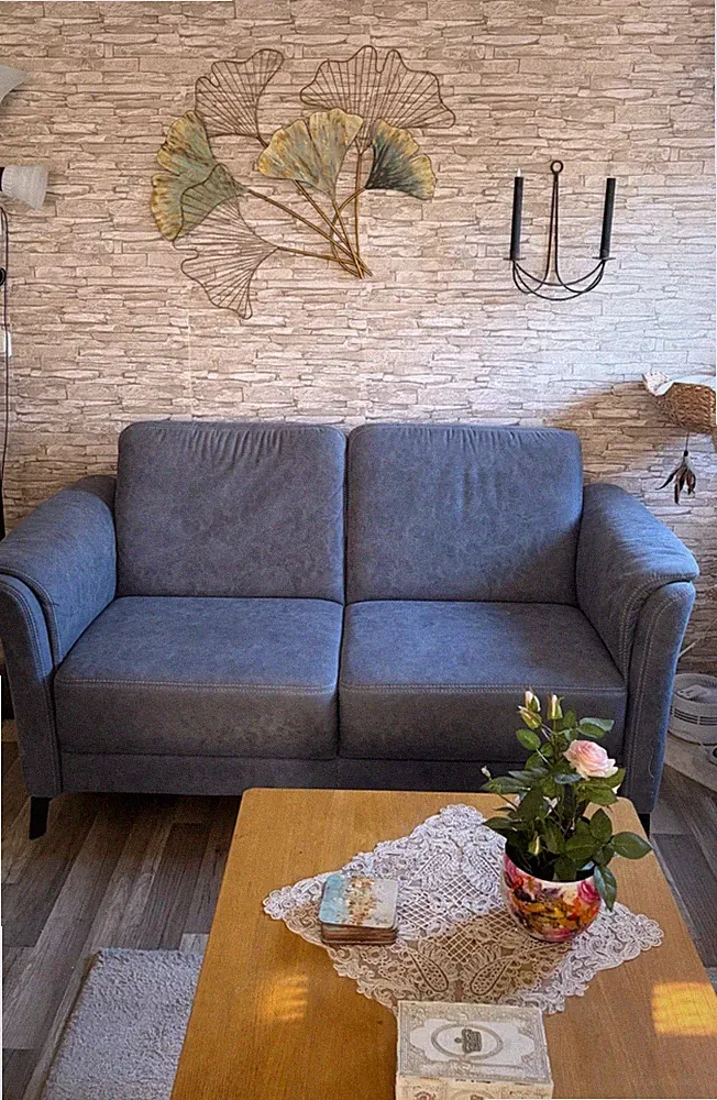 ZWEISITZER SOFA MIT ELEKTRISCHER AUFSTEHHILFE TAUBENBLAU MICROFASER NP 1700 E